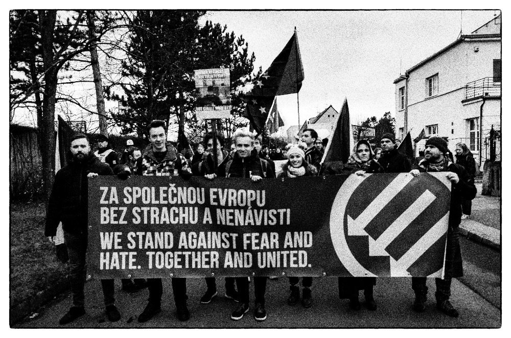 V soboru 16.12.protestovali Pražané poklidnou manifestací proti schůzce extremistických stran. Foto: Jan Mihalíček